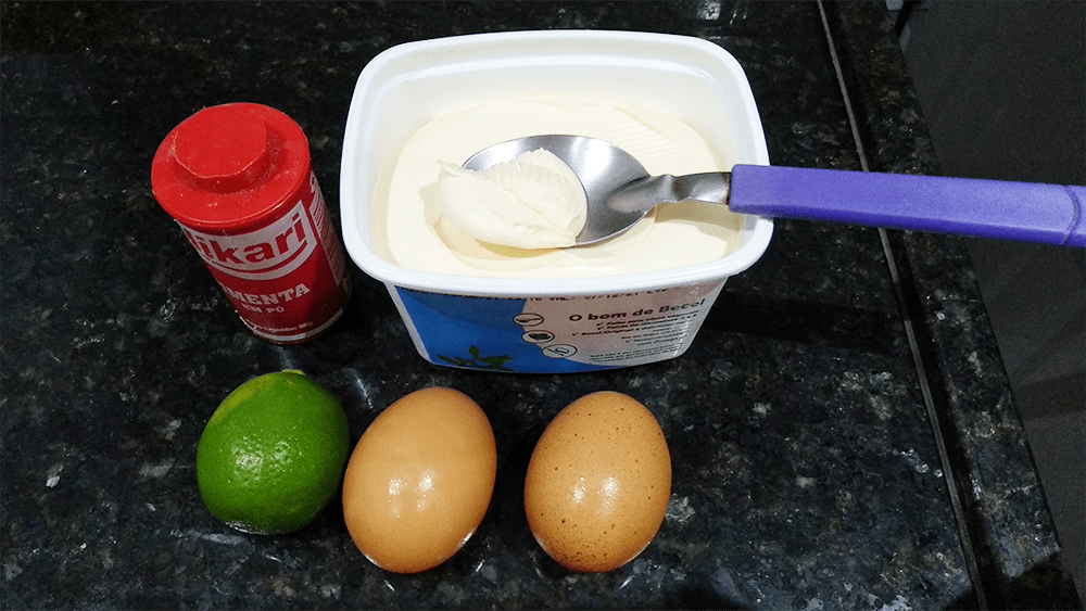 Mesa com 2 ovos, 1 limão, pimenta do reino e margarina